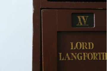 イギリスアンティーク　Lloyd’s Antiques(ロイズアンティークス)取り扱い　紋章入りのポロクラブの4連ロッカー　(R-086207)