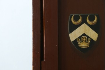 イギリスアンティーク　Lloyd’s Antiques(ロイズアンティークス)取り扱い　紋章入りのポロクラブの4連ロッカー　(R-086207)