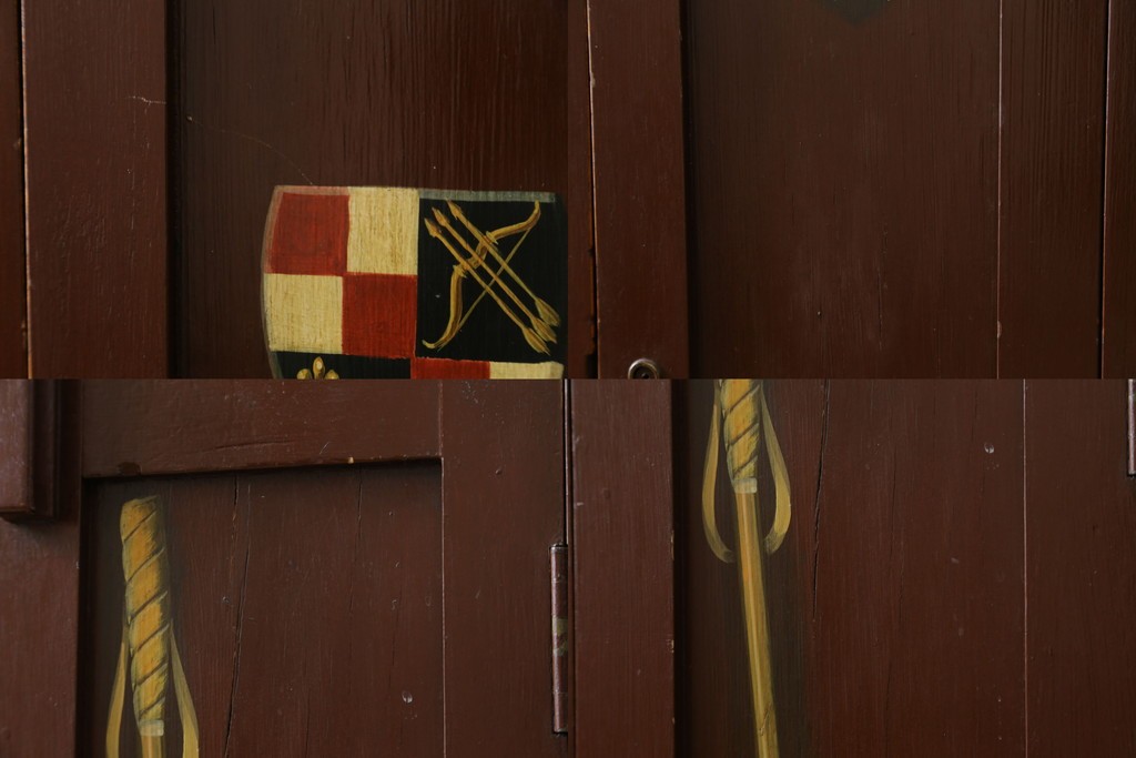 イギリスアンティーク　Lloyd’s Antiques(ロイズアンティークス)取り扱い　紋章入りのポロクラブの4連ロッカー　(R-086207)