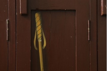 イギリスアンティーク　Lloyd’s Antiques(ロイズアンティークス)取り扱い　紋章入りのポロクラブの4連ロッカー　(R-086207)