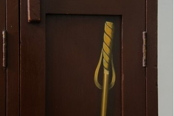 イギリスアンティーク　Lloyd’s Antiques(ロイズアンティークス)取り扱い　紋章入りのポロクラブの4連ロッカー　(R-086207)