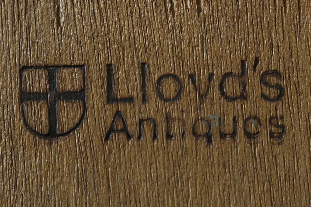 イギリスアンティーク　Lloyd’s Antiques(ロイズアンティークス)取り扱い　紋章入りのポロクラブの4連ロッカー　(R-086207)