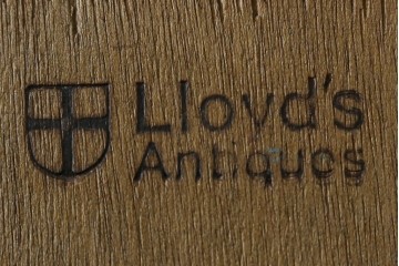 イギリスアンティーク　Lloyd’s Antiques(ロイズアンティークス)取り扱い　紋章入りのポロクラブの4連ロッカー　(R-086207)