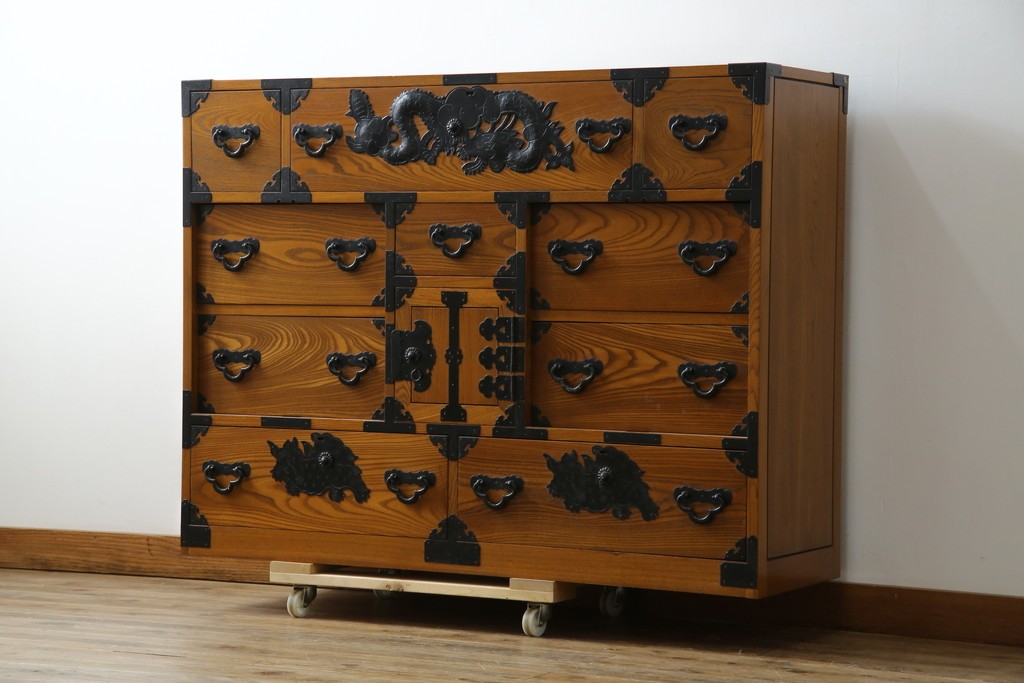 中古　美品　楡(ニレ)材　龍の飾り金具が目を引く重厚なアンティーク調和箪笥　(R-086212)