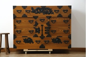 中古　美品　楡(ニレ)材　龍の飾り金具が目を引く重厚なアンティーク調和箪笥　(R-086212)