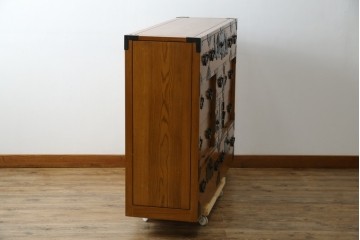 中古　美品　楡(ニレ)材　龍の飾り金具が目を引く重厚なアンティーク調和箪笥　(R-086212)