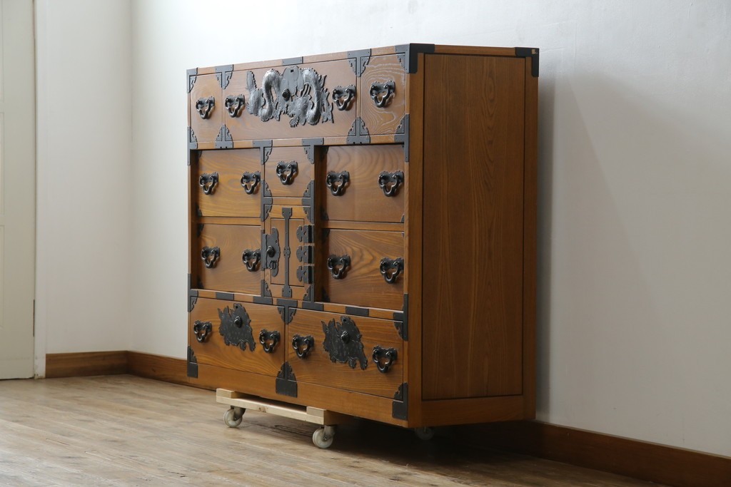 中古　美品　楡(ニレ)材　龍の飾り金具が目を引く重厚なアンティーク調和箪笥　(R-086212)