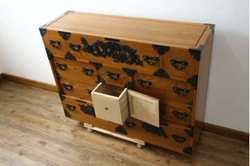 中古　美品　楡(ニレ)材　龍の飾り金具が目を引く重厚なアンティーク調和箪笥　(R-086212)