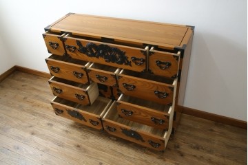 中古　美品　楡(ニレ)材　龍の飾り金具が目を引く重厚なアンティーク調和箪笥　(R-086212)