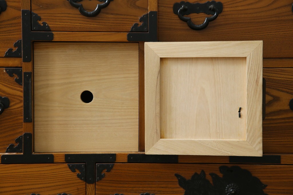 中古　美品　楡(ニレ)材　龍の飾り金具が目を引く重厚なアンティーク調和箪笥　(R-086212)