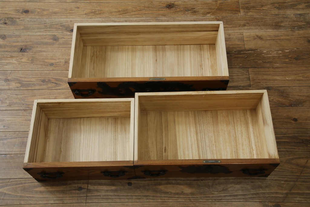 中古　美品　楡(ニレ)材　龍の飾り金具が目を引く重厚なアンティーク調和箪笥　(R-086212)