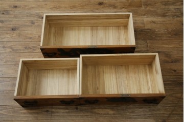 中古　美品　楡(ニレ)材　龍の飾り金具が目を引く重厚なアンティーク調和箪笥　(R-086212)