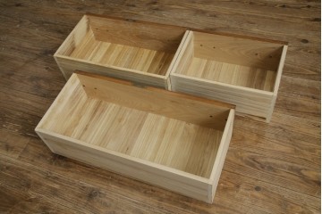 中古　美品　楡(ニレ)材　龍の飾り金具が目を引く重厚なアンティーク調和箪笥　(R-086212)