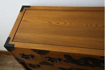 中古　美品　楡(ニレ)材　龍の飾り金具が目を引く重厚なアンティーク調和箪笥　(R-086212)