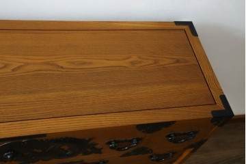 中古　美品　楡(ニレ)材　龍の飾り金具が目を引く重厚なアンティーク調和箪笥　(R-086212)