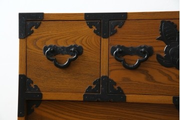 中古　美品　楡(ニレ)材　龍の飾り金具が目を引く重厚なアンティーク調和箪笥　(R-086212)