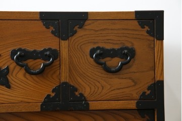 中古　美品　楡(ニレ)材　龍の飾り金具が目を引く重厚なアンティーク調和箪笥　(R-086212)