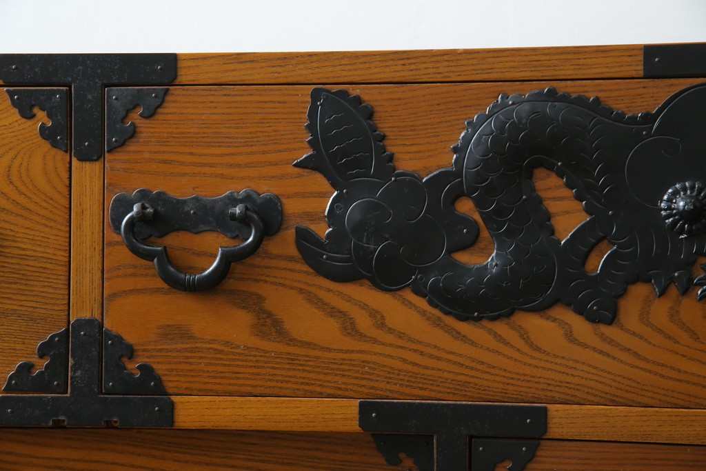 中古　美品　楡(ニレ)材　龍の飾り金具が目を引く重厚なアンティーク調和箪笥　(R-086212)