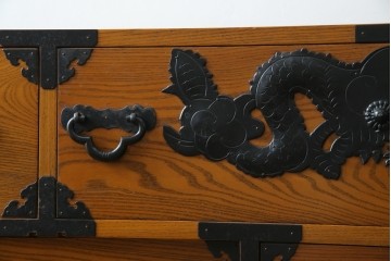 中古　美品　楡(ニレ)材　龍の飾り金具が目を引く重厚なアンティーク調和箪笥　(R-086212)