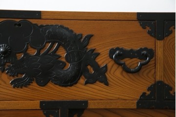 中古　美品　楡(ニレ)材　龍の飾り金具が目を引く重厚なアンティーク調和箪笥　(R-086212)