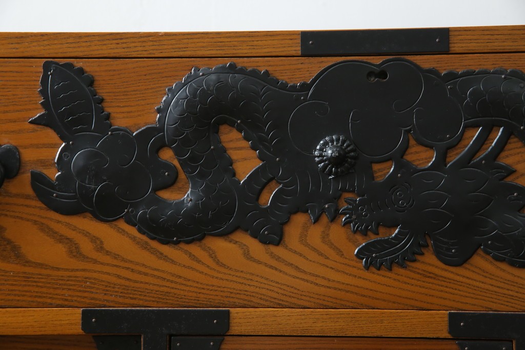 中古　美品　楡(ニレ)材　龍の飾り金具が目を引く重厚なアンティーク調和箪笥　(R-086212)