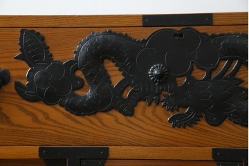 中古　美品　楡(ニレ)材　龍の飾り金具が目を引く重厚なアンティーク調和箪笥　(R-086212)