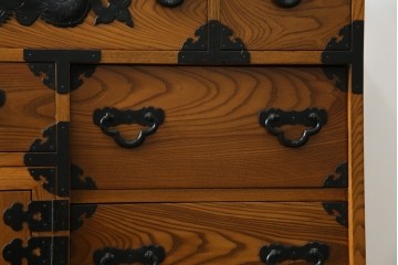 中古　美品　楡(ニレ)材　龍の飾り金具が目を引く重厚なアンティーク調和箪笥　(R-086212)