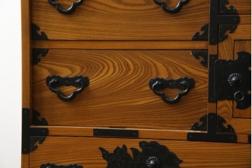 中古　美品　楡(ニレ)材　龍の飾り金具が目を引く重厚なアンティーク調和箪笥　(R-086212)