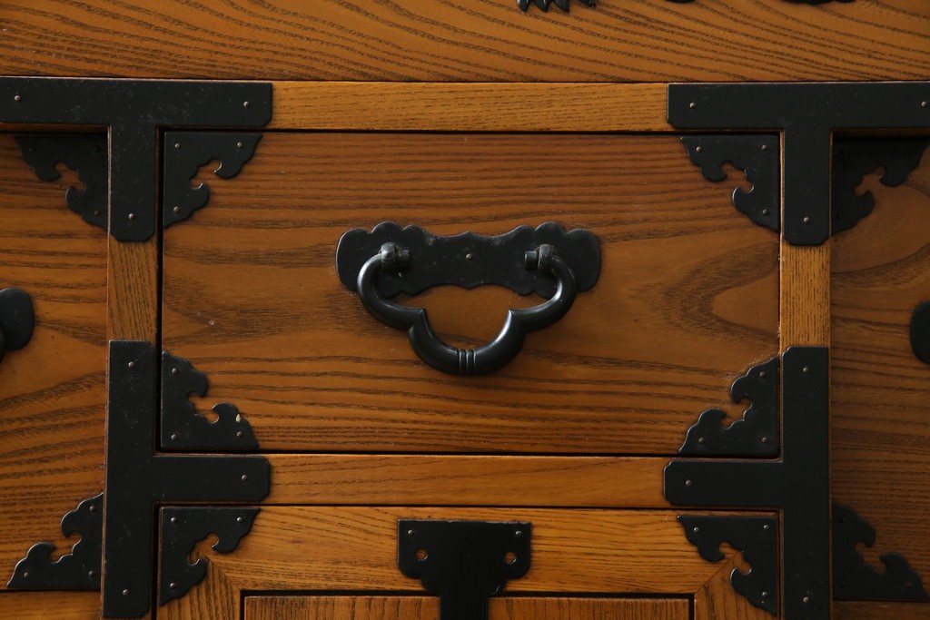 中古　美品　楡(ニレ)材　龍の飾り金具が目を引く重厚なアンティーク調和箪笥　(R-086212)