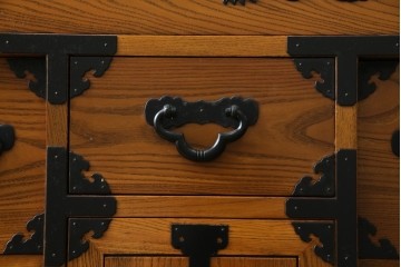 中古　美品　楡(ニレ)材　龍の飾り金具が目を引く重厚なアンティーク調和箪笥　(R-086212)