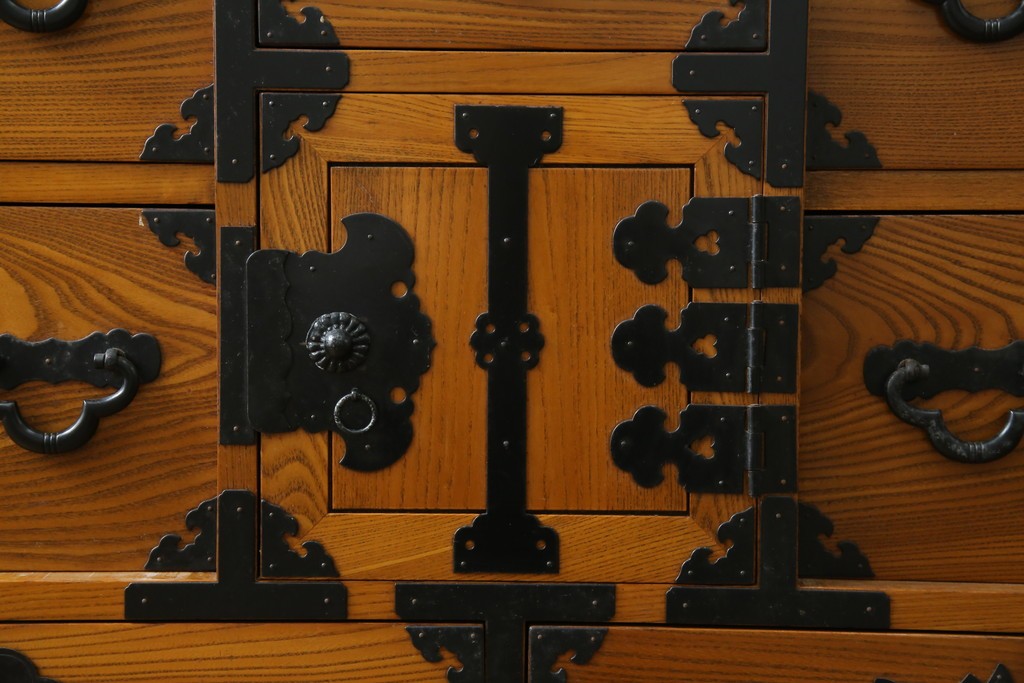 中古　美品　楡(ニレ)材　龍の飾り金具が目を引く重厚なアンティーク調和箪笥　(R-086212)