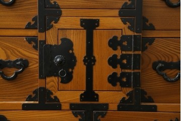 中古　美品　楡(ニレ)材　龍の飾り金具が目を引く重厚なアンティーク調和箪笥　(R-086212)