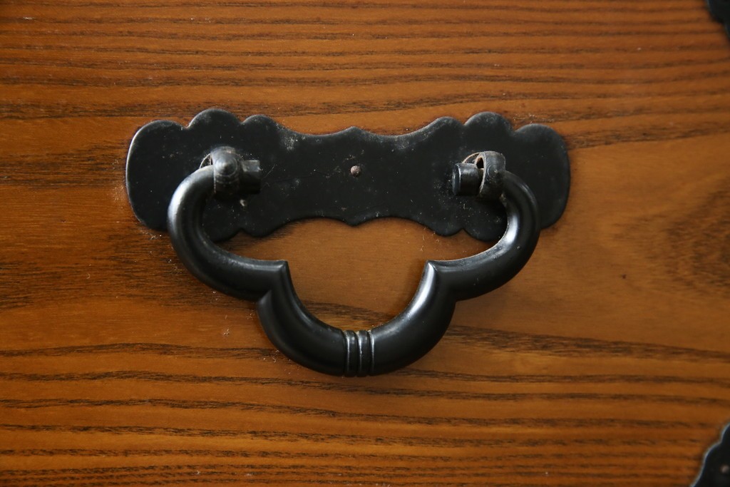 中古　美品　楡(ニレ)材　龍の飾り金具が目を引く重厚なアンティーク調和箪笥　(R-086212)