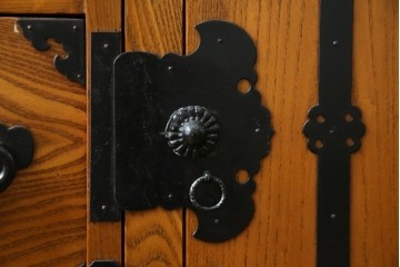 中古　美品　楡(ニレ)材　龍の飾り金具が目を引く重厚なアンティーク調和箪笥　(R-086212)