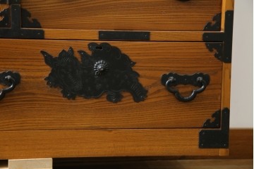 中古　美品　楡(ニレ)材　龍の飾り金具が目を引く重厚なアンティーク調和箪笥　(R-086212)