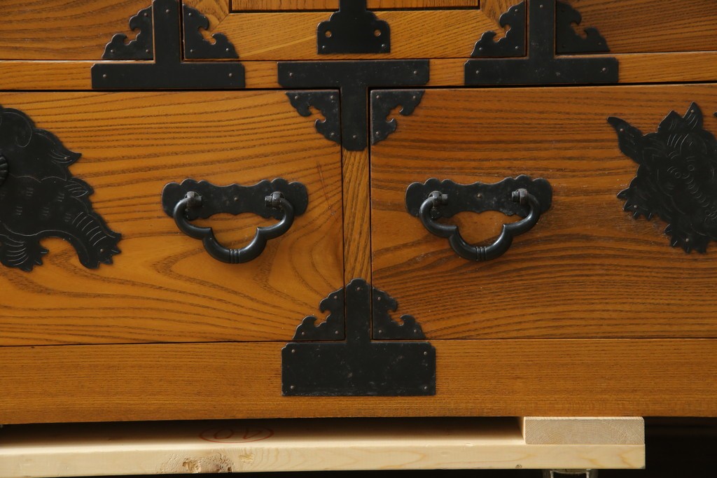 中古　美品　楡(ニレ)材　龍の飾り金具が目を引く重厚なアンティーク調和箪笥　(R-086212)