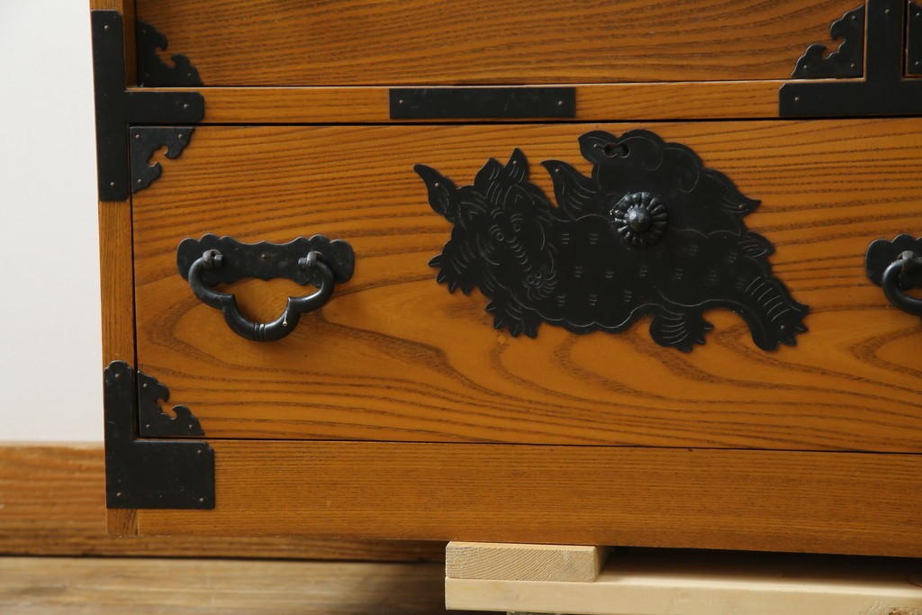 中古　美品　楡(ニレ)材　龍の飾り金具が目を引く重厚なアンティーク調和箪笥　(R-086212)