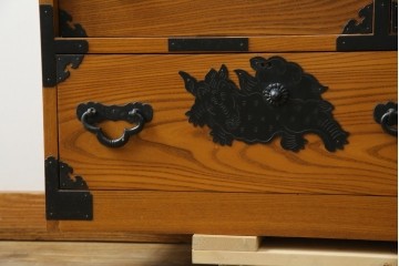 中古　美品　楡(ニレ)材　龍の飾り金具が目を引く重厚なアンティーク調和箪笥　(R-086212)