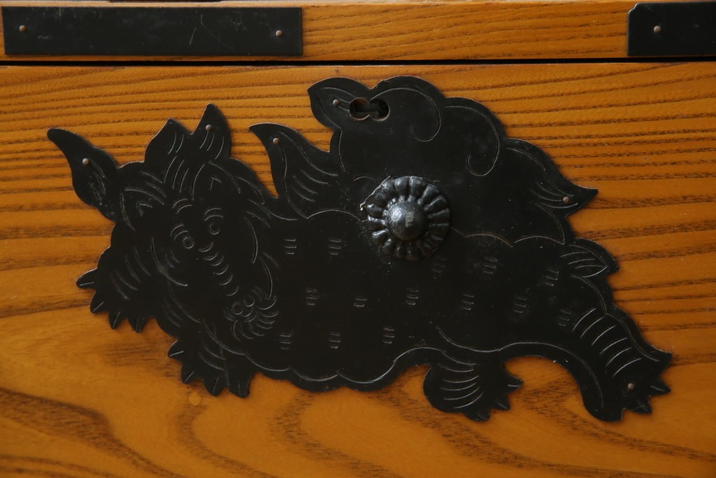 中古　美品　楡(ニレ)材　龍の飾り金具が目を引く重厚なアンティーク調和箪笥　(R-086212)