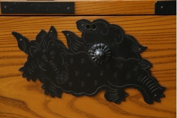 中古　美品　楡(ニレ)材　龍の飾り金具が目を引く重厚なアンティーク調和箪笥　(R-086212)