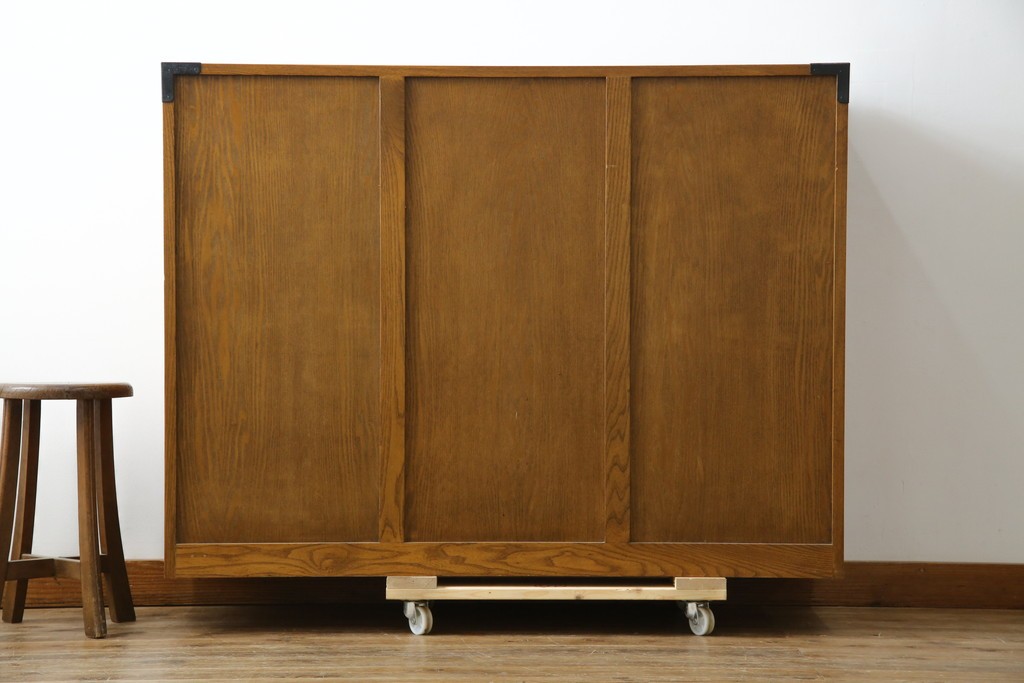 中古　美品　楡(ニレ)材　龍の飾り金具が目を引く重厚なアンティーク調和箪笥　(R-086212)