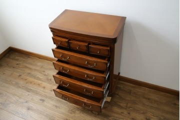 中古　美品　maruni(マルニ木工)　高級ライン ブリタニアシリーズ　アンティーク調の深い色合い×クラシカルな引き手が魅力のチェスト66　定価約54万円　(R-086213)