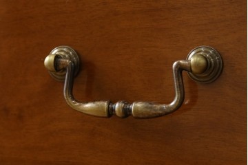 中古　美品　maruni(マルニ木工)　高級ライン ブリタニアシリーズ　アンティーク調の深い色合い×クラシカルな引き手が魅力のチェスト66　定価約54万円　(R-086213)