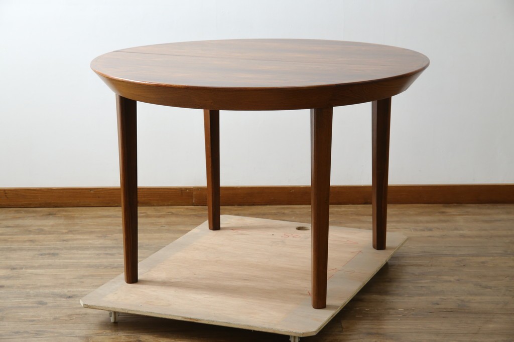 デンマークヴィンテージ　希少　ローズウッド材　Ole Hald(オーレ・ハルド)デザイン　天板のエッジが美しいラウンドダイニングテーブル　(R-086214)