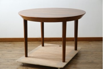 デンマークヴィンテージ　希少　ローズウッド材　Ole Hald(オーレ・ハルド)デザイン　天板のエッジが美しいラウンドダイニングテーブル　(R-086214)