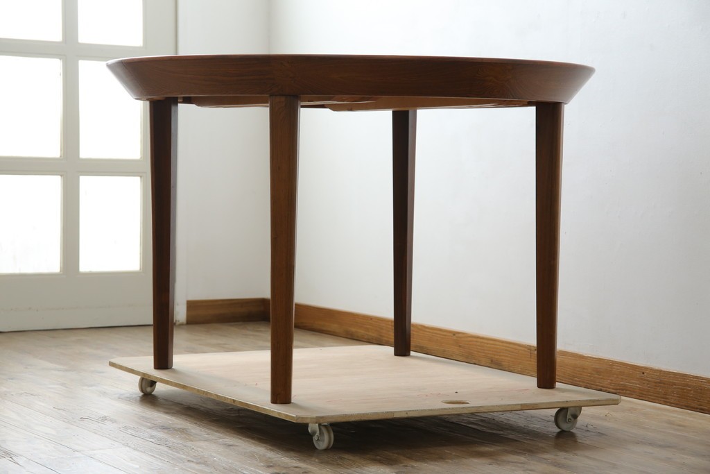 デンマークヴィンテージ　希少　ローズウッド材　Ole Hald(オーレ・ハルド)デザイン　天板のエッジが美しいラウンドダイニングテーブル　(R-086214)