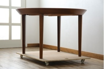 デンマークヴィンテージ　希少　ローズウッド材　Ole Hald(オーレ・ハルド)デザイン　天板のエッジが美しいラウンドダイニングテーブル　(R-086214)