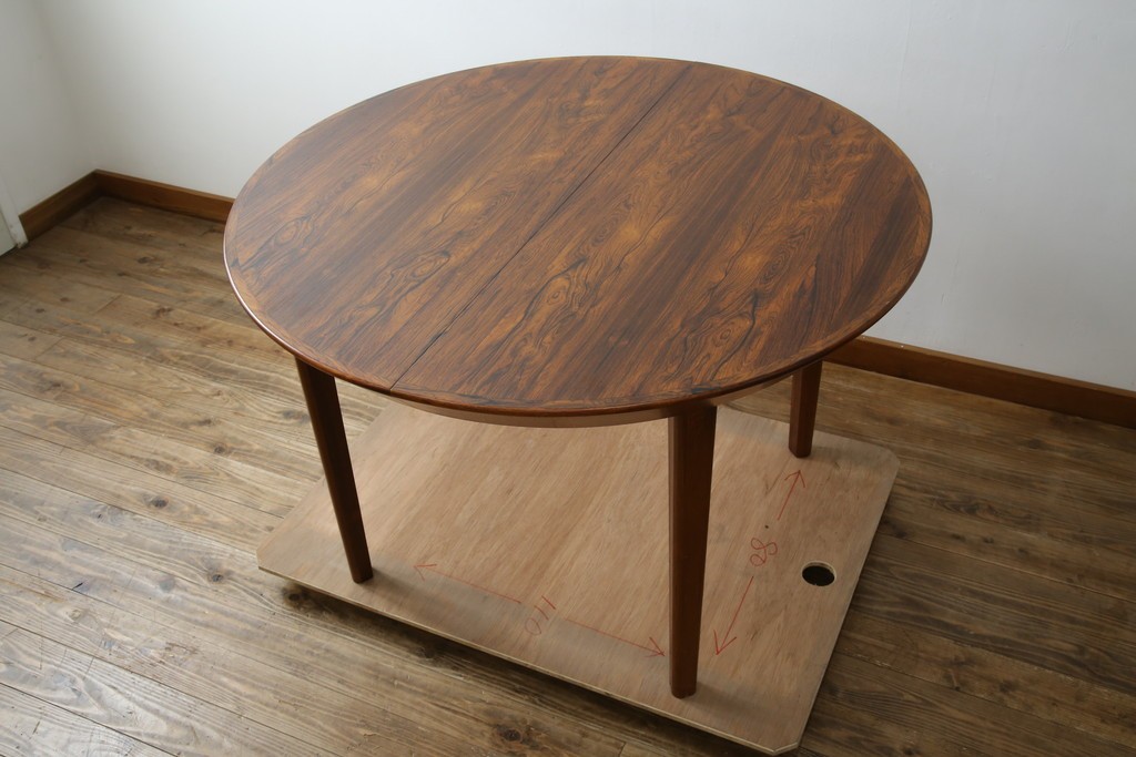 デンマークヴィンテージ　希少　ローズウッド材　Ole Hald(オーレ・ハルド)デザイン　天板のエッジが美しいラウンドダイニングテーブル　(R-086214)