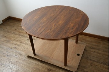 デンマークヴィンテージ　希少　ローズウッド材　Ole Hald(オーレ・ハルド)デザイン　天板のエッジが美しいラウンドダイニングテーブル　(R-086214)