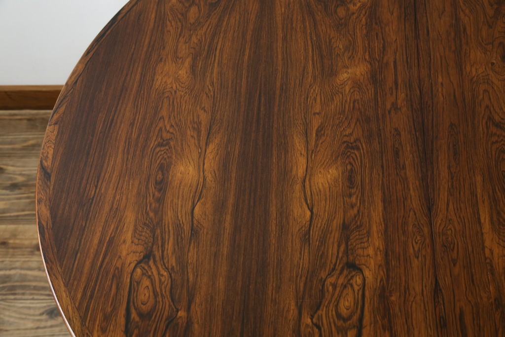 デンマークヴィンテージ　希少　ローズウッド材　Ole Hald(オーレ・ハルド)デザイン　天板のエッジが美しいラウンドダイニングテーブル　(R-086214)